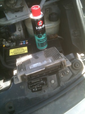 2012-08-26 15.44.03.jpg (29.27 Kio) Vu 993 fois calculateur avec ses broches mâles