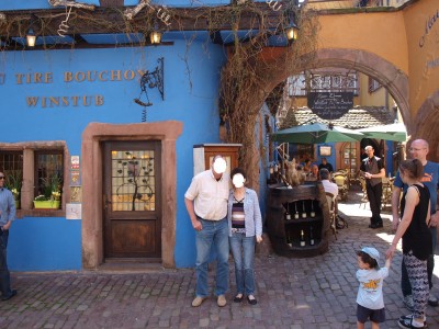 claire rené.jpg (45.44 Kio) Vu 3443 fois nous avons manger ici dans la cour.