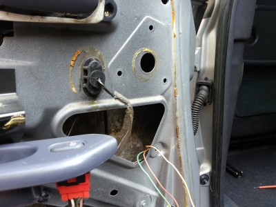 20130608_154807.jpg (2.12 Mio) Vu 2831 fois cables passés proprement dans la gaine