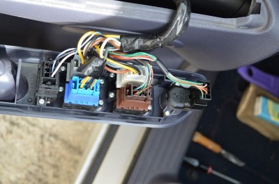 DSC_0239 (800x530).jpg (30.64 Kio) Vu 13869 fois 1 connecteur pour réglage rétros, 1 connecteur par vitre et un connecteur pour le verrouillage des 2 vitres électriques arrières