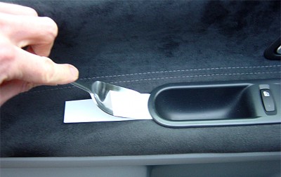 cuillère.jpg (330.56 Kio) Vu 13625 fois Faire levier à l'aide d'une simple cuillère et d'un carton plié pour protéger la platine et l'habillage