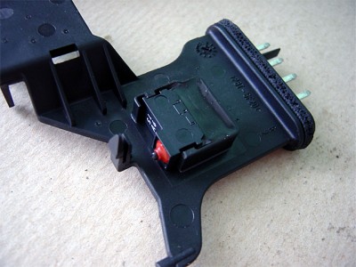 contact 2.jpg (349.13 Kio) Vu 29624 fois Voici le contacteur (étanche) d'origine, petit mais très fragile et pas prévu pour durer longtemps