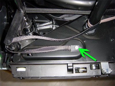 siege 1.jpg (88.59 Kio) Vu 6118 fois Déposer la vis TORX sous le siège puis retirer la sangle dans son intégralité en la faisant passer par l'ouverture.