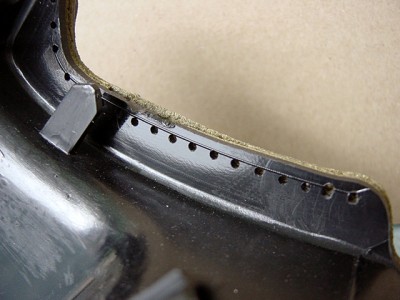 couture 4.jpg (345.44 Kio) Vu 8076 fois Une multitude de trous de Ø 1,5 mm sur le pourtour de l'élément (ou de la partie à réparer). percer la partie rigide seulement, pas le revêtement souple.