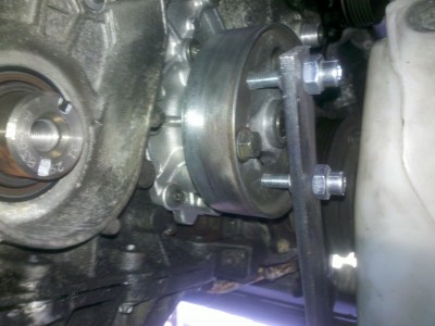 2015-06-21_17-49-58_374.jpg (29.5 Kio) Vu 8917 fois pour empêcher la poulie de tourner, un bout de fer plat, 2 vis M8, entraxe 58 mm