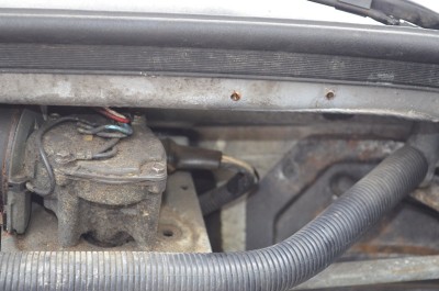 DSC_0771.JPG (29.65 Kio) Vu 1192 fois trous dans le bandeau sous les essuies glace