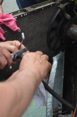 DSC_0339 (2).JPG (48.06 Kio) Vu 11502 fois Cette fois il faut inciser ... 5 cm de durite de moins, c'est pas la mort non plus !