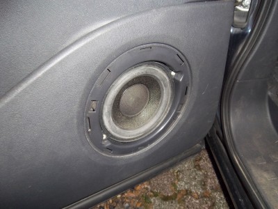 IMGP5008.JPG (1.6 Mio) Vu 6191 fois Retirer le haut parleur (quoique pas nécessaire, mais bon...