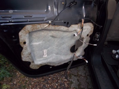 IMGP5003.JPG (2.45 Mio) Vu 6192 fois Tirer sur le panneau à partir du bas pour le dégrafer. Voilà ce qui est caché dessous. Le retirer (collé)