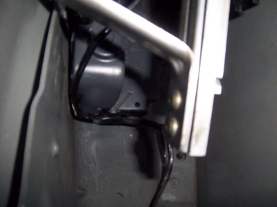 IMGP5000.JPG (1.75 Mio) Vu 6402 fois Le moteur est là. 2 vis à retirer.