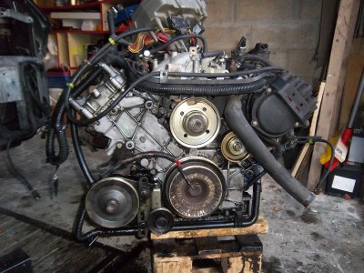IMGP5138.JPG (2.44 Mio) Vu 3550 fois Moteur en cours de nettoyage. Rassurez-vous, j'ai mis de l'absorbantau sol, après !