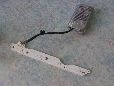07102018861.JPG (626.53 Kio) Vu 17735 fois Le module feux de jour (juste 4 leds soudées sur un circuit imprimé monté sur un refroidisseur en aluminium de 3 mm. Le contrôleur est branché au circuit et permet 2 intensités lumineuses.