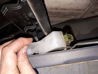 l'ensemble se glisse.jpg (89.41 Kio) Vu 10797 fois Après manipulation et forçage, l'ensemble se glisse entre la porte et le support noir