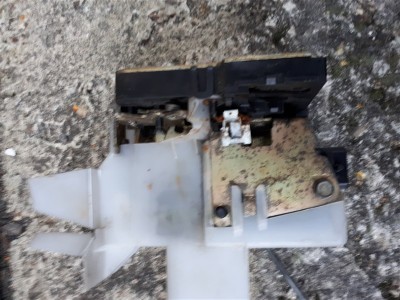 serrure moteur 2.jpg (117.24 Kio) Vu 10792 fois Au passage on aperçoit le clip métallique de la tringle d'ouverture extérieure
