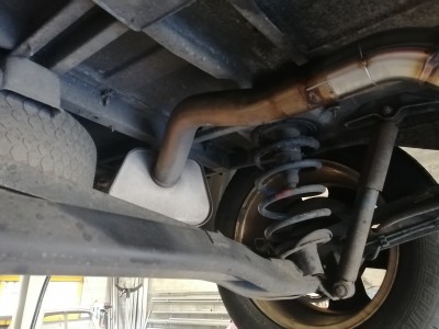 V6_76.jpg (597.39 Kio) Vu 6705 fois Je n'avais que 4 cm à vide auparavant entre la ligne et l'essieu !
