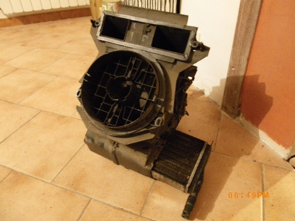 Le bloc de chauffage, avec son radiateur en partie sorti