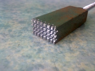 28062020337.JPG (645.09 Kio) Vu 7341 fois Détail de la tête : un bloc d'acier de 12 mm de coté usiné à la lame de scie et lime