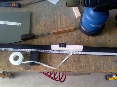 28062020339.JPG (709.13 Kio) Vu 7919 fois La fibre est sertie dans la matière à chaud (la tête de l'outil est chauffée au chalumeau). Un film en Téflon intermédiaire permet de décoller l'outil et de ne pas bruler la fibre.