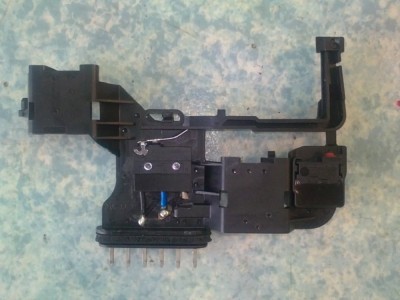 001.jpg (109.39 Kio) Vu 2374 fois Voici la platine avec le contacteur en question. Il faut ouvrir le bloc serrure afin d'y avoir accès.