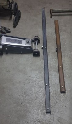 leve voiture.JPG (61.07 Kio) Vu 3702 fois Un cric roulant et 2 supports réalisés avec des profilés en U fixés pour faire un I