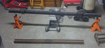 levage en position.JPG (75.85 Kio) Vu 3592 fois Quand la voiture est levée avec le cric le profilé en I repose sur les chandelles