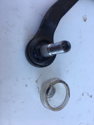 IMG_4425.JPG (76.51 Kio) Vu 4802 fois Une rotule de direction démontée, on voit bien que le transparent est le soufflet et non une protection