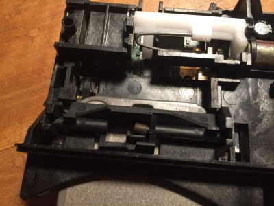 2F2F6B52-5DDB-4A88-8B24-43C20778F7B1.jpeg (240.08 Kio) Vu 2829 fois On voit son fonctionnement en insérant la clé: ça appuie légèrement sur la languette qui appuie sur le bouton