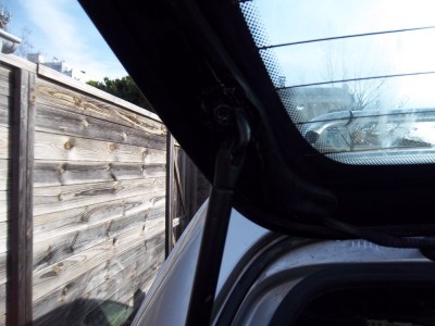 IMGP7177.JPG (204.69 Kio) Vu 1812 fois Colle à pare-brise + joint sanitaire. Ca ne bouge plus !