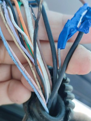 IMG_20240508_090103.jpg (320.09 Kio) Vu 2087 fois Dernier fil a droite noir qui chauffe quand il est branché