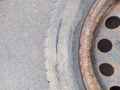 20250524_173824.jpg (112.64 Kio) Vu 1347 fois Complètement déchiré sur la bande de roulement ...