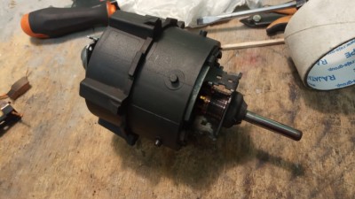 Le moteur est entouré d'une protection plastique avec des ergots en élastomère (donc souples), il faut tirer fortement pour que tout vienne).