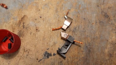 Les charbons neufs qui "ressemblent" à ceux d'origine (mais ne sont pas tout à fait les mêmes).