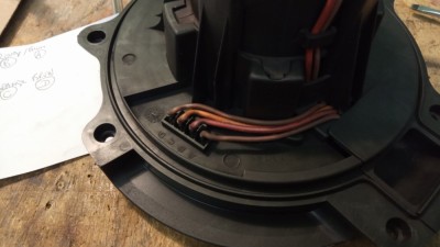 A noter que le connecteur avec les quatre fils se démonte facilement, il suffit de faire coulisser l'épingle en plastique pour libérer les quatre cosses.