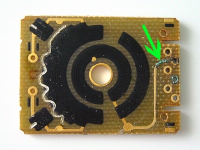 ci capteur assiette.jpg (393.02 Kio) Vu 5894 fois Les pistes de cuivre s'oxydent et disparaissent : plus de contact, phare en panne (260 Euros de pièces + MO pour réparer l'avant et l'arrière)