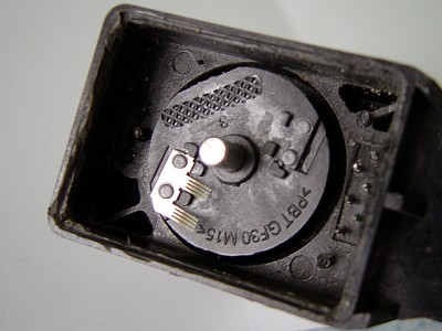 capteur assiette.jpg (342.45 Kio) Vu 5894 fois Vue des brossettes : ce n'est pas le coté arrondi qui frotte les pistes de carbone mais bien les extrémités vives (pas de rond)