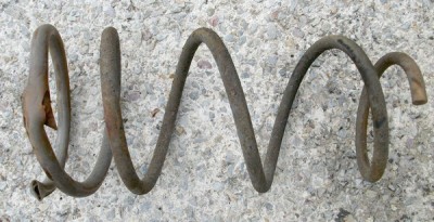 Ressort suspension cassé 1.jpg (82.46 Kio) Vu 4833 fois Ressort rompu SOUS le plastique anti vibration