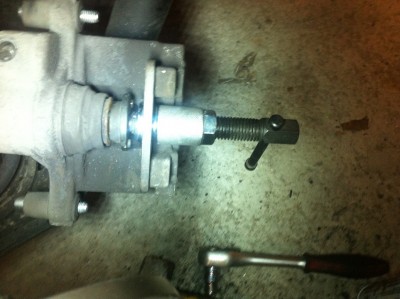 FA35.JPG (339.89 Kio) Vu 14674 fois les deux ergots se logent dans le piston, cela va nous permettre de le faire tourner afin qu'il rentre dans son logement, il est utile de temps en temps de vérifier le niveau de liquide frein dans le bocal, on ne sait jamais si après le changement de deux disques et d'un jeu de plaquette neuves, il veuille dépasser le niveau maxi, pour ma part, j'ai utilisé une pipette à sirop (pipette pour doliprane enfants) pour enlever l'excédant