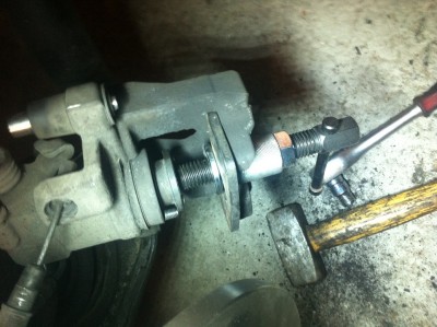 FA36.JPG (374.57 Kio) Vu 14674 fois voilà c'est rentré!!! maintenant après avoir nettoyé à la brosse métallique les parties de l'étrier on refixe la partie fixe de l'étrier sur la fusée sans oublier de mettre du frein filet sur les boulons de 18!!