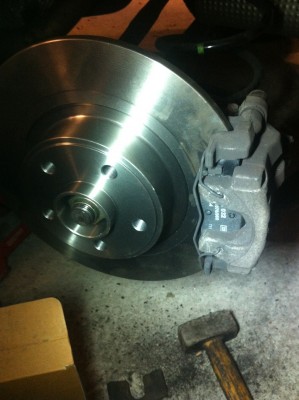 FA38.JPG (307.41 Kio) Vu 14674 fois on remonte la partie mobile (frein filet bien entendu sur les pas de vis des boulons colonnes) et faisant attention aux clips des plaquettes intérieures, puis on replace le clip de maintien au niveau de la plaquette extérieure