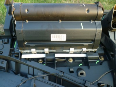 airbag passager.jpg (55.51 Kio) Vu 3366 fois Le câble d'alimentation de la led du bouton de l'aérateur au premier plan et l'air-bag passager au second (photo d'un vendeur sur le Bon Coin, merci à lui)