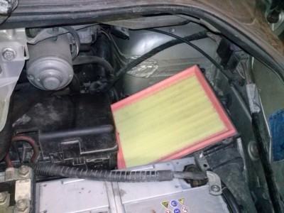 filtre air 4.jpg (35.86 Kio) Vu 13624 fois j'ai juste débrancher le câble du moins que l'on voit sur le haut de la batterie, mais pas complètement, pas eu a réinitialiser tout.