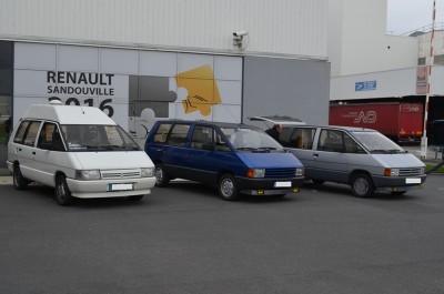 Garage des &quot;historiques&quot; devant l'espace communication de l'usine