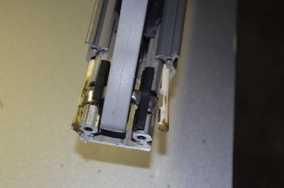 Glissières_charriot_2.jpg (16.64 Kio) Vu 10925 fois Sortie du charriot à l'aide de l'outil dédié dans le coffre de l'Espace