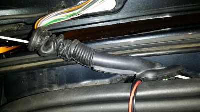 20141115_191319.jpg (30.46 Kio) Vu 40542 fois passage du câble entre le coffre et le hayon