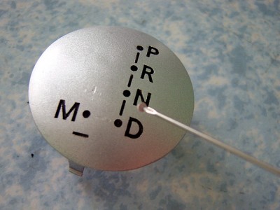 Les parties de pâte durcies se retirent facilement à l'aide d'une aiguille et d'une soufflette à air comprimé