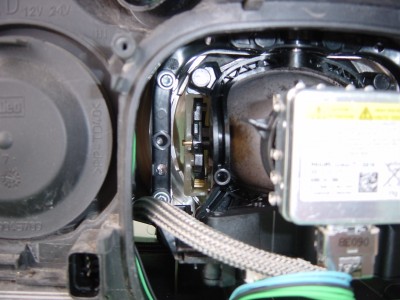 DSC02017.JPG (528.94 Kio) Vu 5295 fois On voit même l'extérieur du réflecteur piqué, la chaleur a fait des dégâts. L'intérieur est pire. On remarque la roue dentée du moteur qui commande le volet croisement/plein phare.