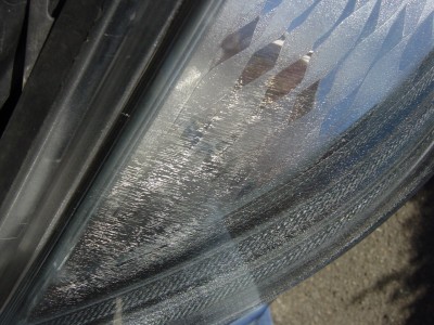 DSC01618.JPG (588.08 Kio) Vu 5133 fois Au bout de quelques années, la glace laisse apparaître des micro-fissures. La matière se dégrade (les phares n'ont jamais été frottés ni nettoyés avec un produit quelconque)