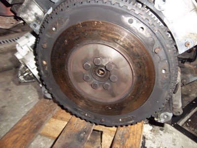 IMGP5144.JPG (1.25 Mio) Vu 3537 fois Le volant moteur, qui sera nettoyé au nettoyant freins