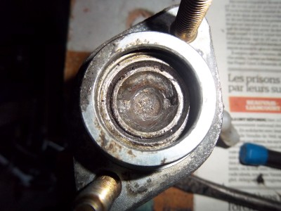 IMGP5157.JPG (927.79 Kio) Vu 4156 fois Circlip retiré, on voit bien les 2 encoches pour dégager le piston
