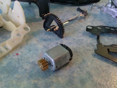 09102018895.JPG (456.88 Kio) Vu 14575 fois A partir du phase 2, c'est un moteur qui permet de passer de feu de code à feu de route (plus d'électro-aimant).